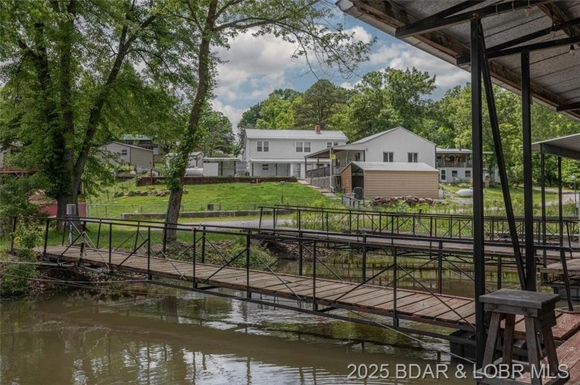 4-bed, 2-bath waterfront home in the Turkey Creek arm of Lake of - photo 4