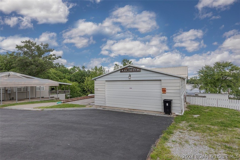 4-bed, 2-bath waterfront home in the Turkey Creek arm of Lake of - photo 7