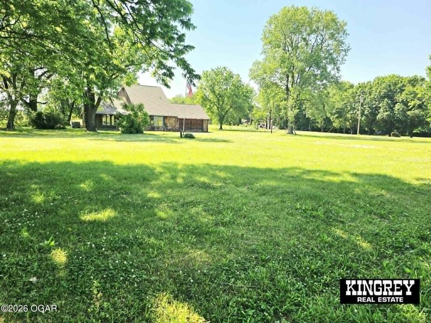 Rustic lodge-style living meets country convenience in this - photo 2