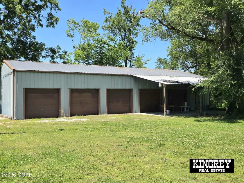 Rustic lodge-style living meets country convenience in this - photo 3
