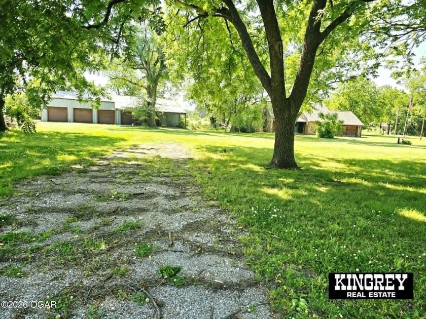 Rustic lodge-style living meets country convenience in this - photo 4