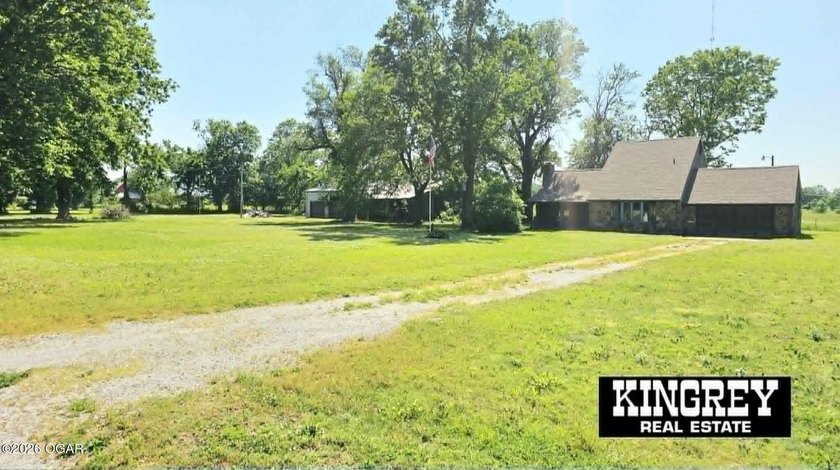 Rustic lodge-style living meets country convenience in this - photo 6