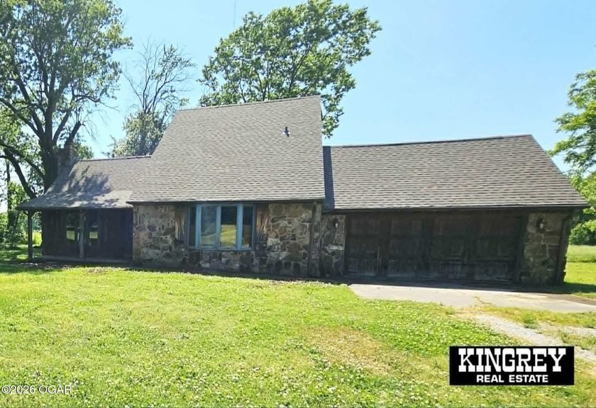 Rustic lodge-style living meets country convenience in this - photo 7