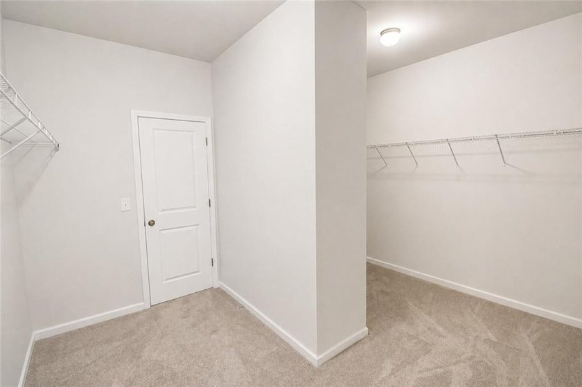 Welcome to this stunning, move-in-ready traditional estate - photo 15