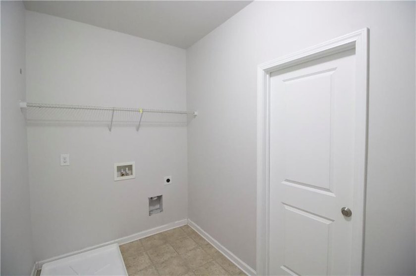 Welcome to this stunning, move-in-ready traditional estate - photo 17
