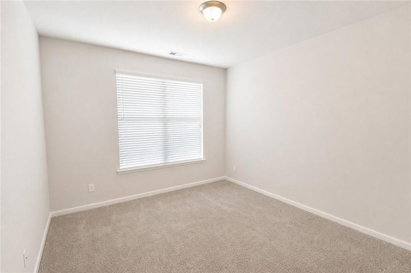 Welcome to this stunning, move-in-ready traditional estate - photo 19