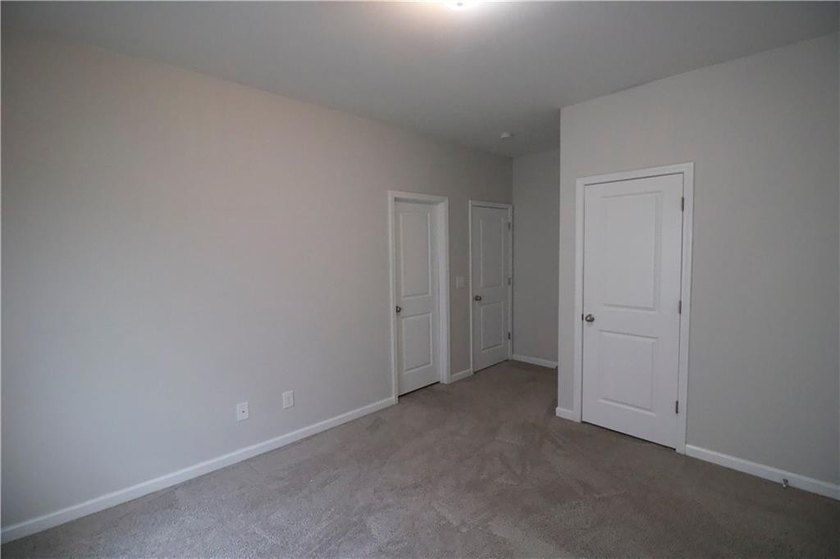 Welcome to this stunning, move-in-ready traditional estate - photo 28