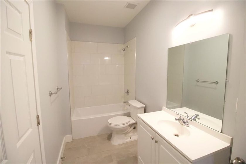 Welcome to this stunning, move-in-ready traditional estate - photo 33