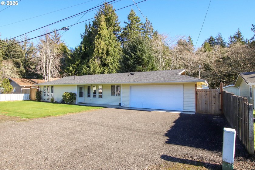 Charming 3 bedroom, 1 bath home offering 1,024 sq ft of - photo 2