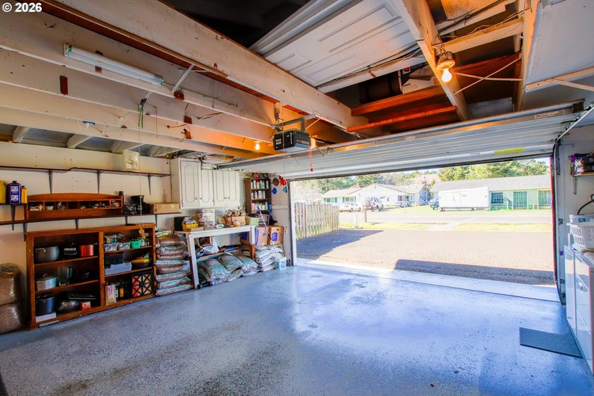 Charming 3 bedroom, 1 bath home offering 1,024 sq ft of - photo 3