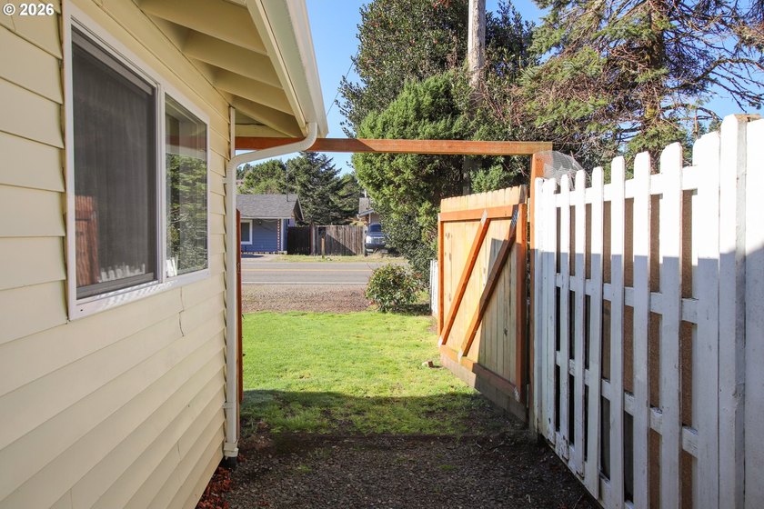 Charming 3 bedroom, 1 bath home offering 1,024 sq ft of - photo 4
