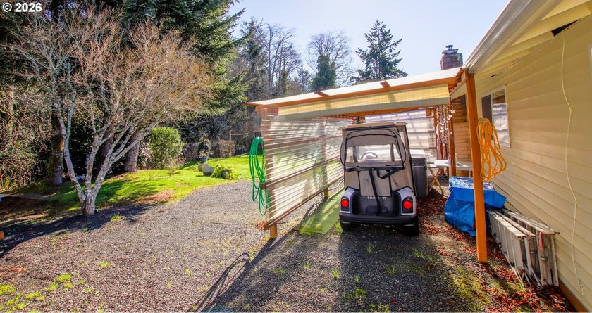 Charming 3 bedroom, 1 bath home offering 1,024 sq ft of - photo 5