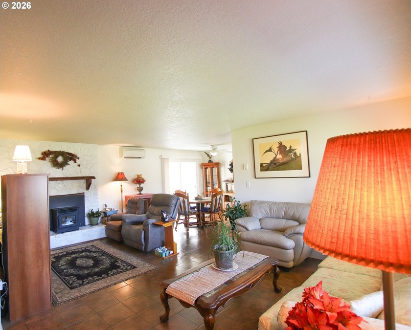 Charming 3 bedroom, 1 bath home offering 1,024 sq ft of - photo 6