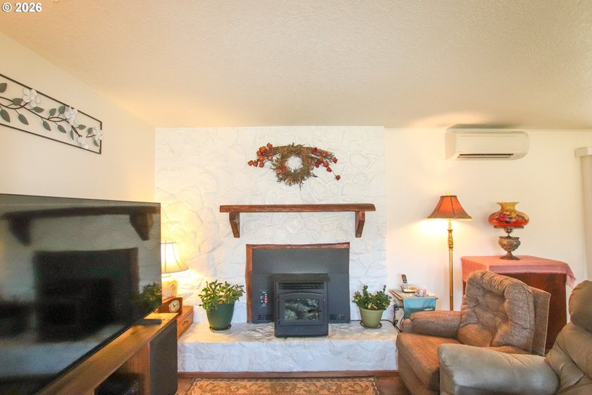 Charming 3 bedroom, 1 bath home offering 1,024 sq ft of - photo 7