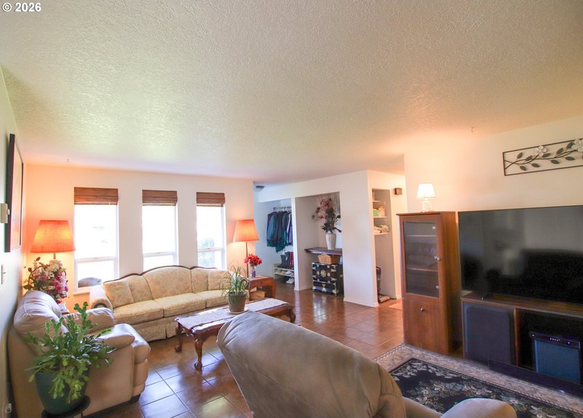 Charming 3 bedroom, 1 bath home offering 1,024 sq ft of - photo 8