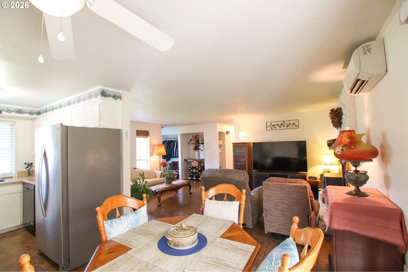 Charming 3 bedroom, 1 bath home offering 1,024 sq ft of - photo 10