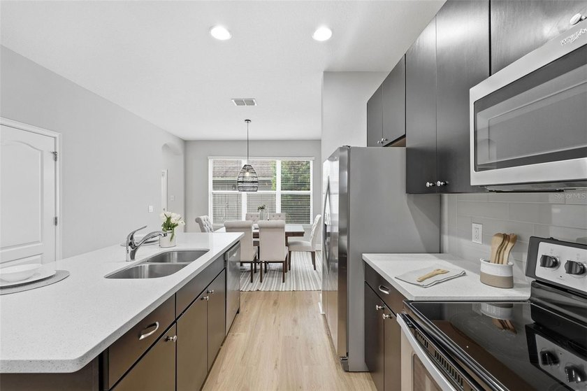 Under contract-accepting backup offers. Welcome to this - photo 11