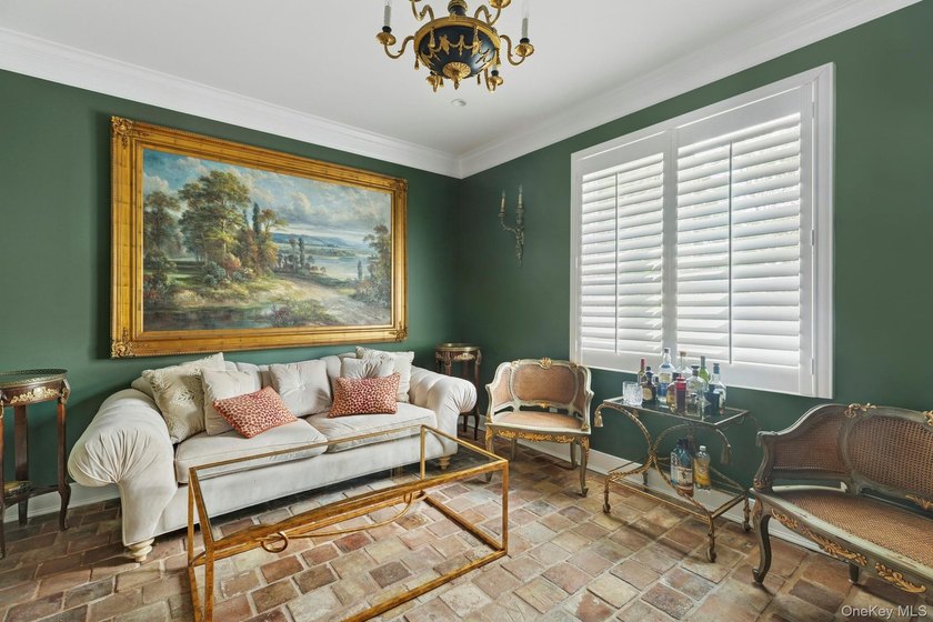 Immerse yourself in this stunning waterfront villa on Centre - photo 11