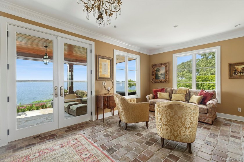 Immerse yourself in this stunning waterfront villa on Centre - photo 13