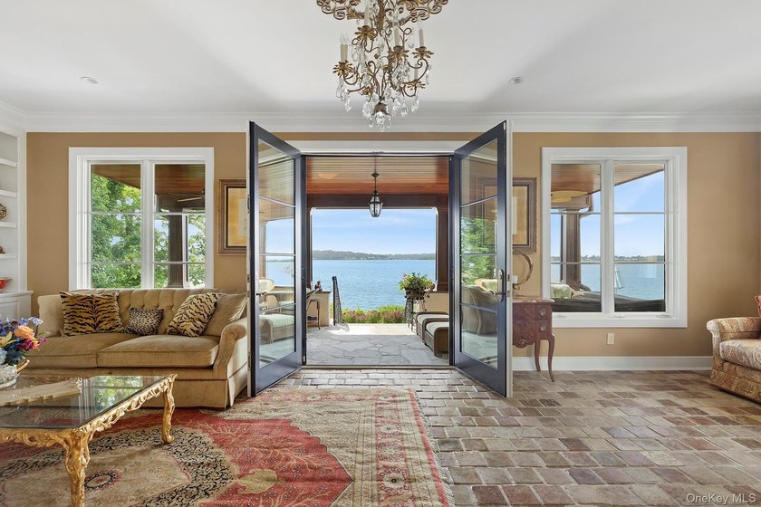 Immerse yourself in this stunning waterfront villa on Centre - photo 15