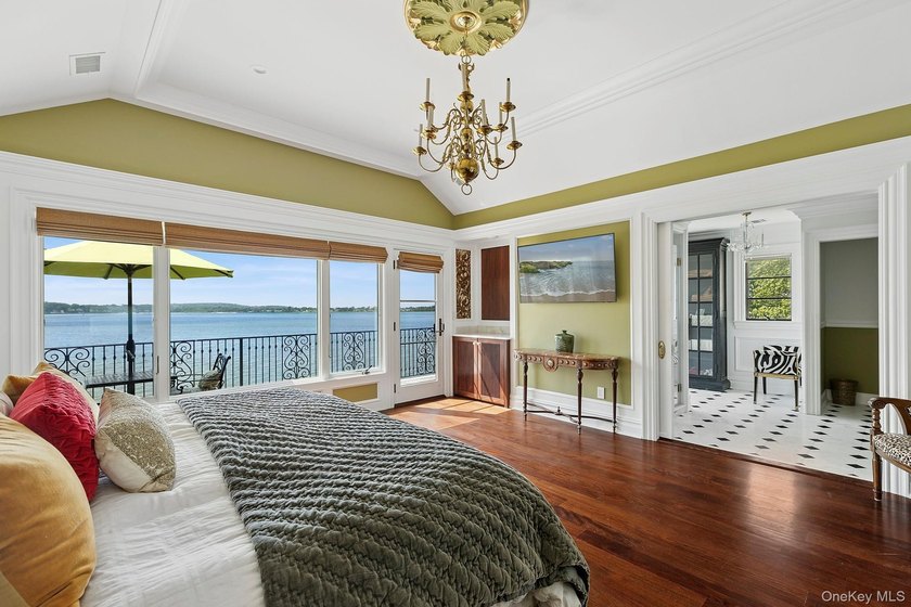 Immerse yourself in this stunning waterfront villa on Centre - photo 16