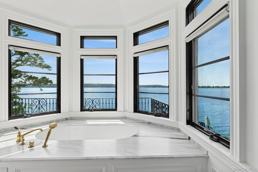 Immerse yourself in this stunning waterfront villa on Centre - photo 17