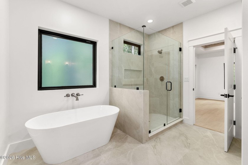 CURATED. COASTAL. LUXURY. Brand new and beautifully designed - photo 27