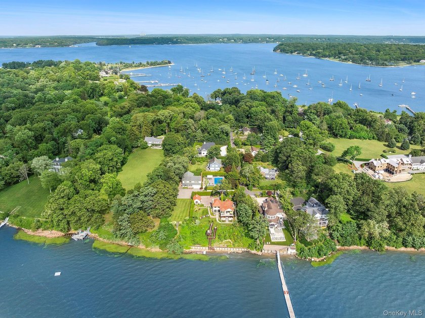 Immerse yourself in this stunning waterfront villa on Centre - photo 27
