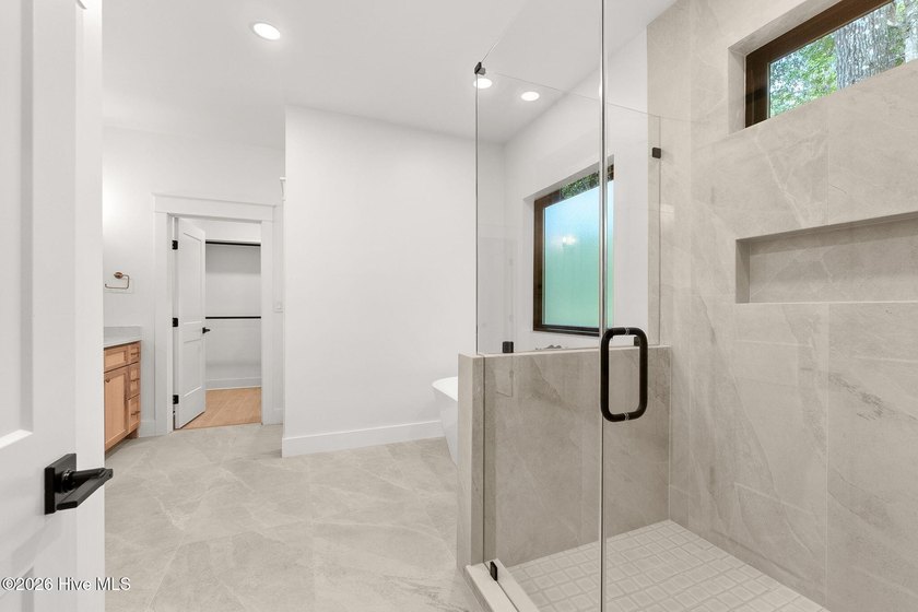 CURATED. COASTAL. LUXURY. Brand new and beautifully designed - photo 30