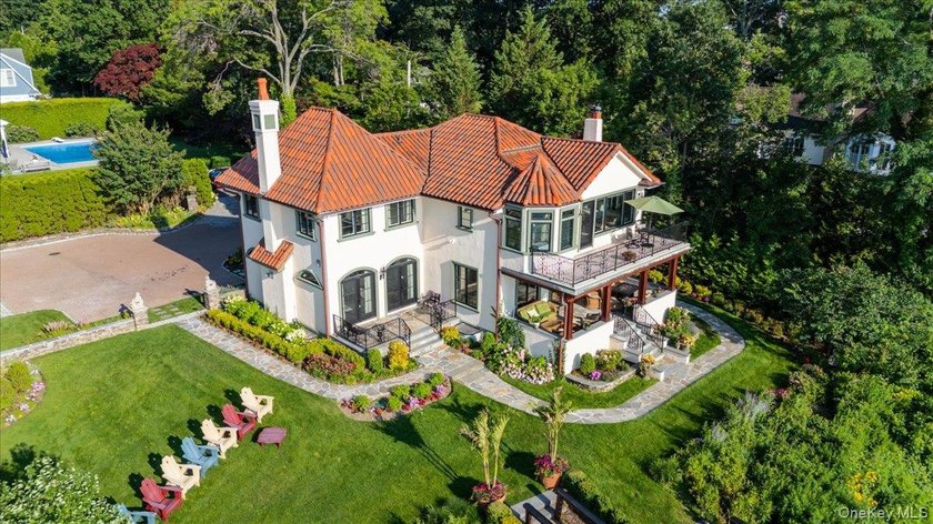 Immerse yourself in this stunning waterfront villa on Centre - photo 34