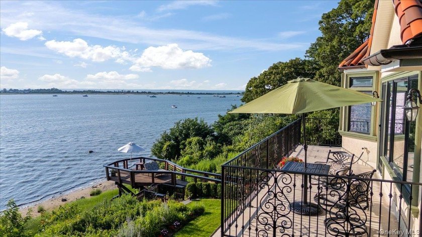 Immerse yourself in this stunning waterfront villa on Centre - photo 35
