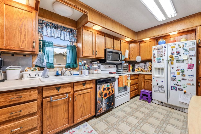 Charming 4 bedroom Buffalo City home with easy main-level living - photo 9