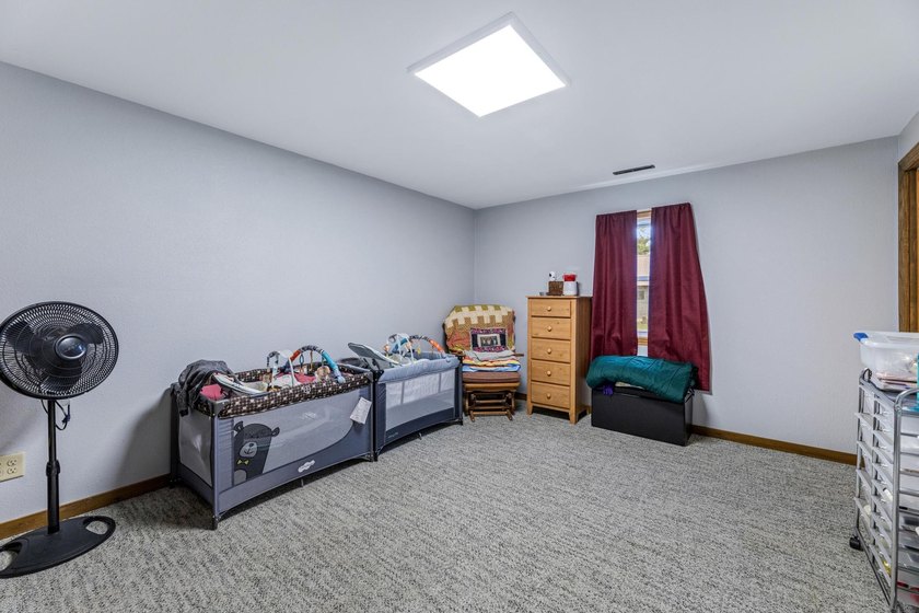 Charming 4 bedroom Buffalo City home with easy main-level living - photo 10