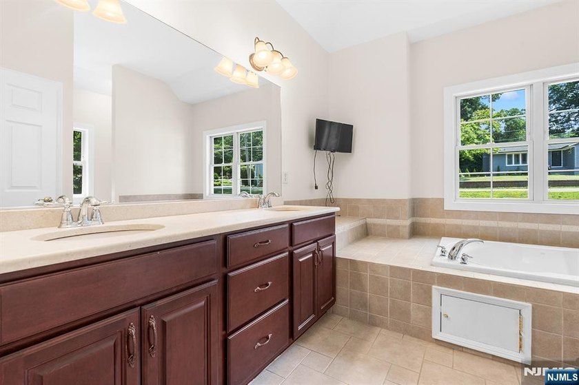 Prepare to experience lakefront living at its absolute best! Set - photo 22