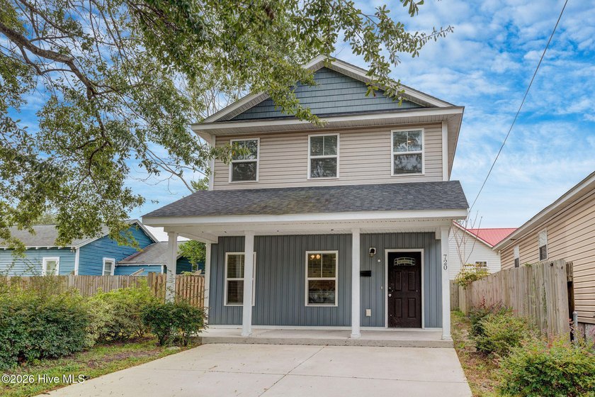 This like-new two-story home offers 3 bedrooms and 2.5 bathrooms - photo 3