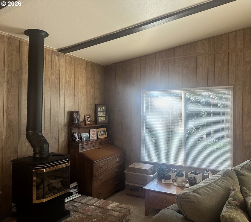 This well-maintained manufactured home is tucked in the hills - photo 4