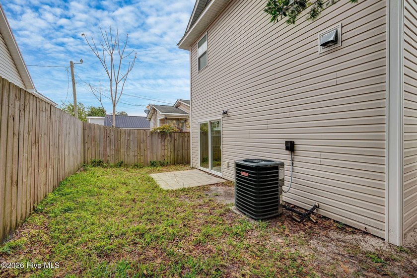 This like-new two-story home offers 3 bedrooms and 2.5 bathrooms - photo 7