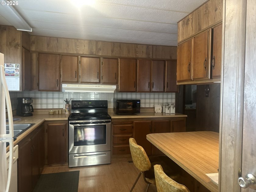 This well-maintained manufactured home is tucked in the hills - photo 7