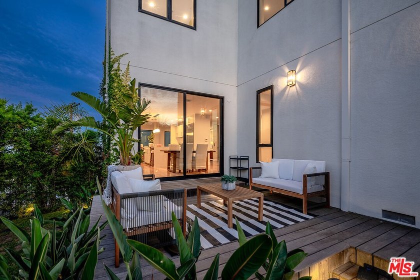 Stunning contemporary showplace situated in a quiet and - photo 3