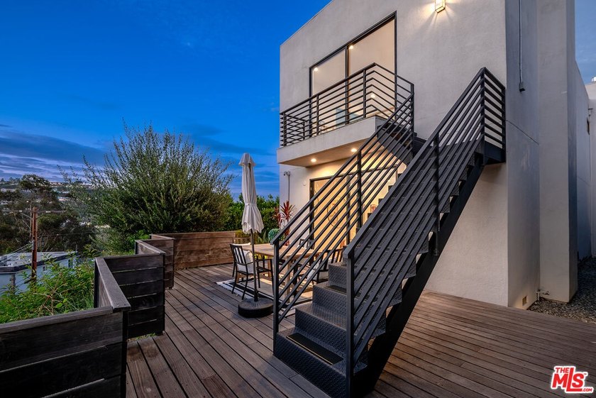 Stunning contemporary showplace situated in a quiet and - photo 4