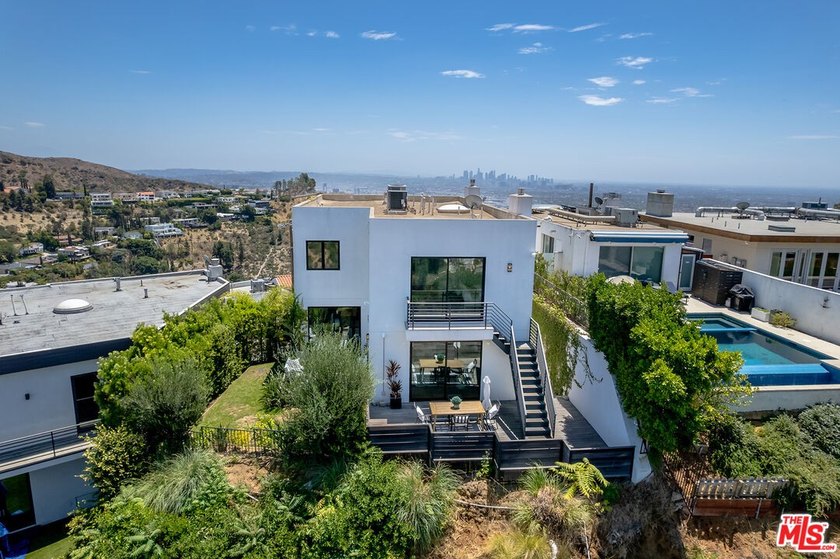 Stunning contemporary showplace situated in a quiet and - photo 6