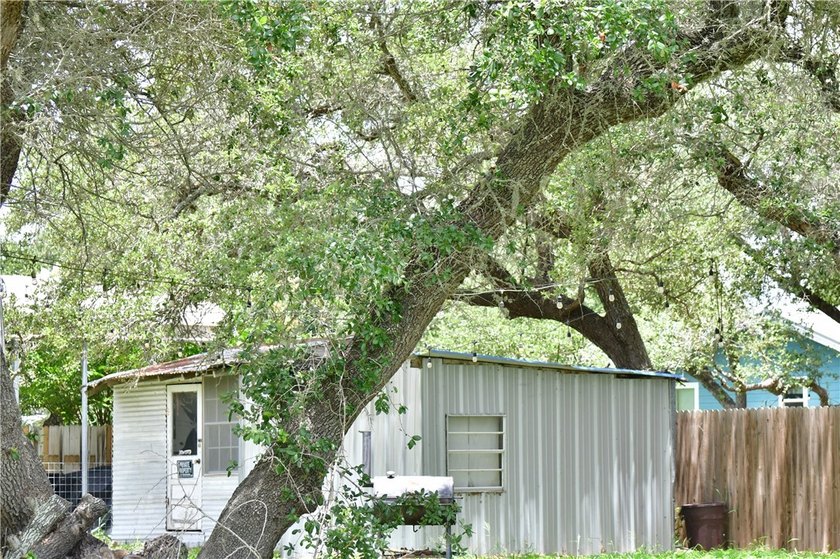 Conveniently located in Rockport, Texas minutes away from Little - photo 5