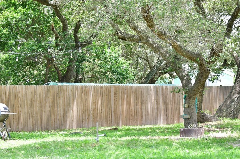 Conveniently located in Rockport, Texas minutes away from Little - photo 9