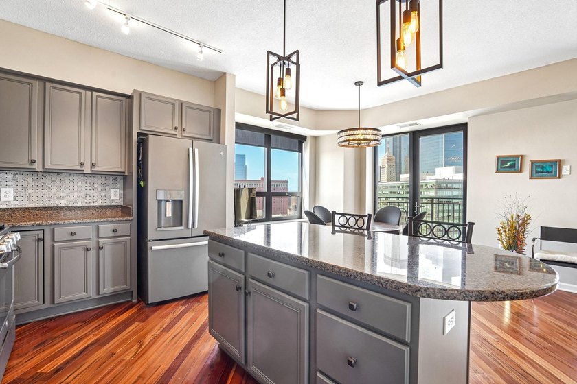 Elevated above the city on the 19th floor, this stunning corner - photo 12