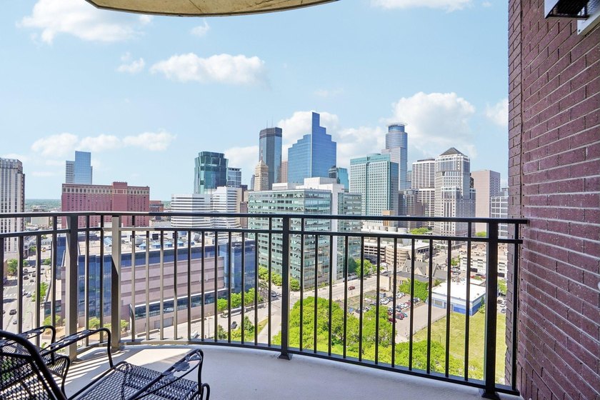 Elevated above the city on the 19th floor, this stunning corner - photo 26
