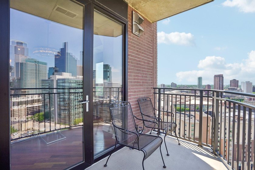 Elevated above the city on the 19th floor, this stunning corner - photo 27