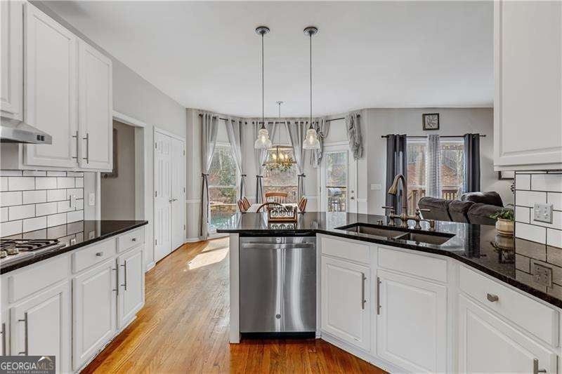 Welcome to this spacious 6-bedroom, 4 full bathroom home - photo 15