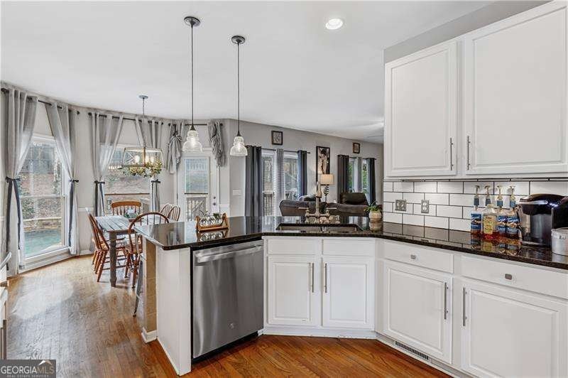 Welcome to this spacious 6-bedroom, 4 full bathroom home - photo 16