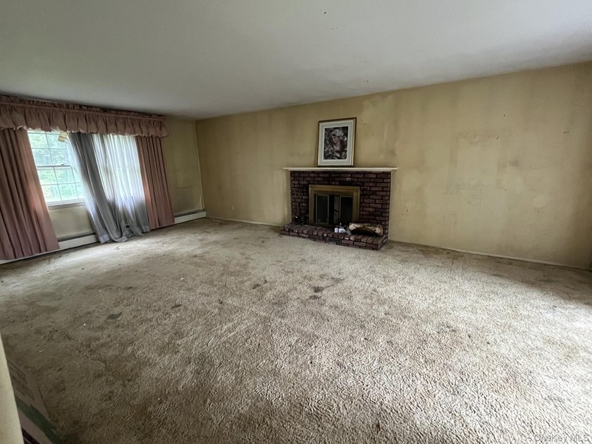 Short sale, needs all, cash sale. Large colonial at the end of a - photo 4