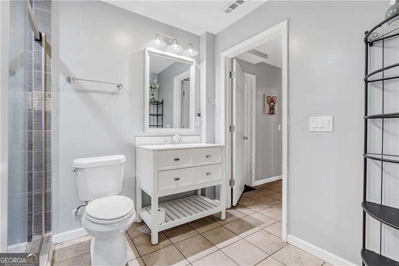 Welcome to this spacious 6-bedroom, 4 full bathroom home - photo 35